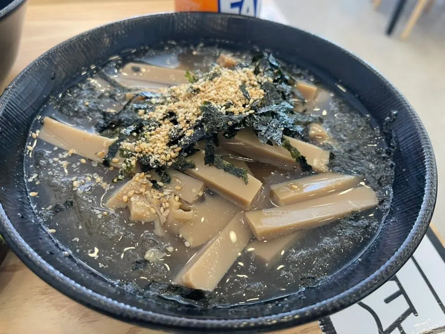 날치알과 갈릭마요가 포함된 기본 반찬 세팅