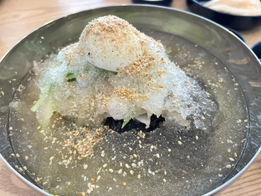 살얼음 동동 뜬 물냉면과 고명