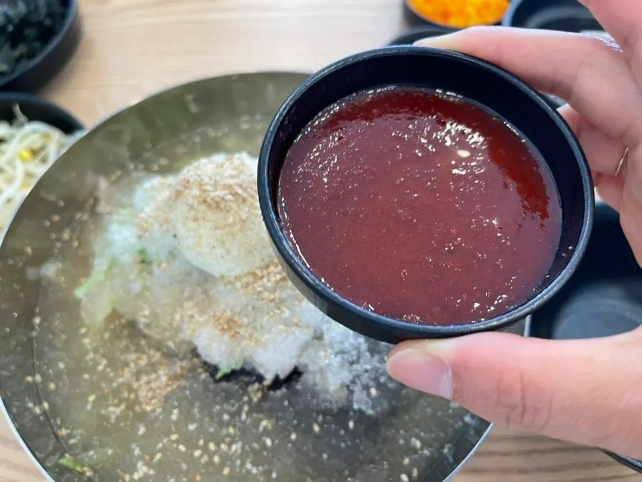 칡냉면 면발 들어올린 모습