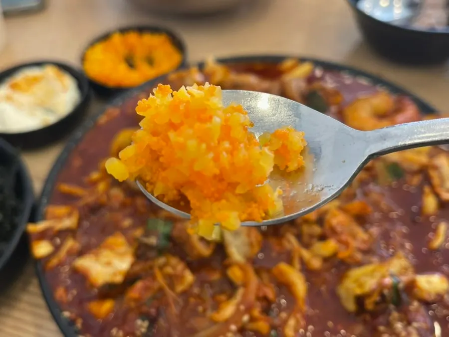 단무지와 날치알을 올린 쌈 조합