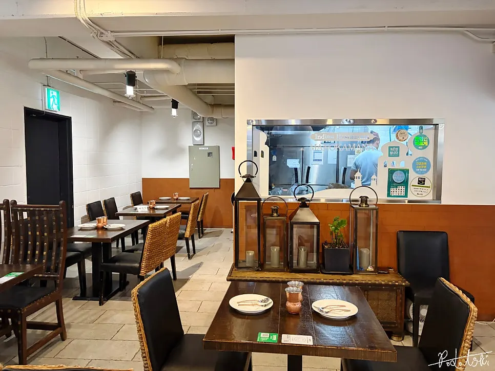 머노까머나 1층 테이블 좌석 전경