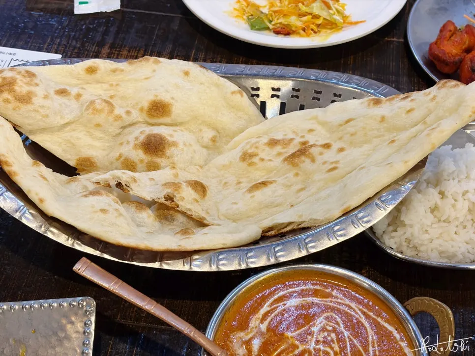 머노까머나 버터치킨 커리와 난 상차림