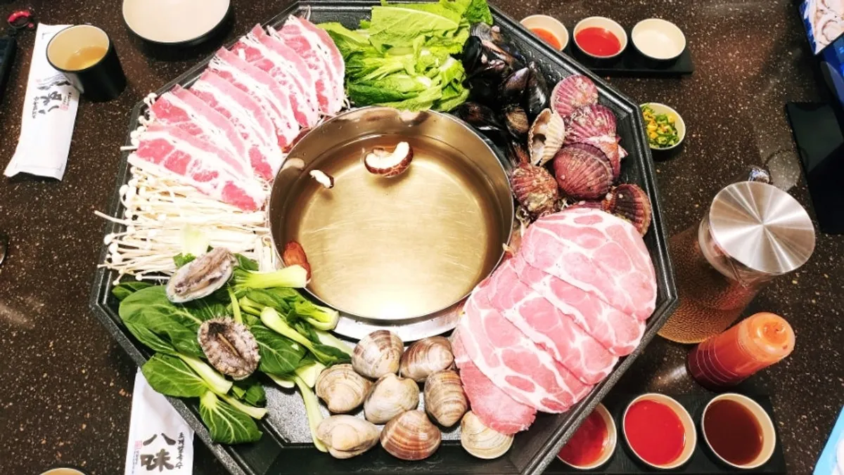 Palmi Jogae Kalguksu's signature clam shabu kalguksu with basic broth, served full spread