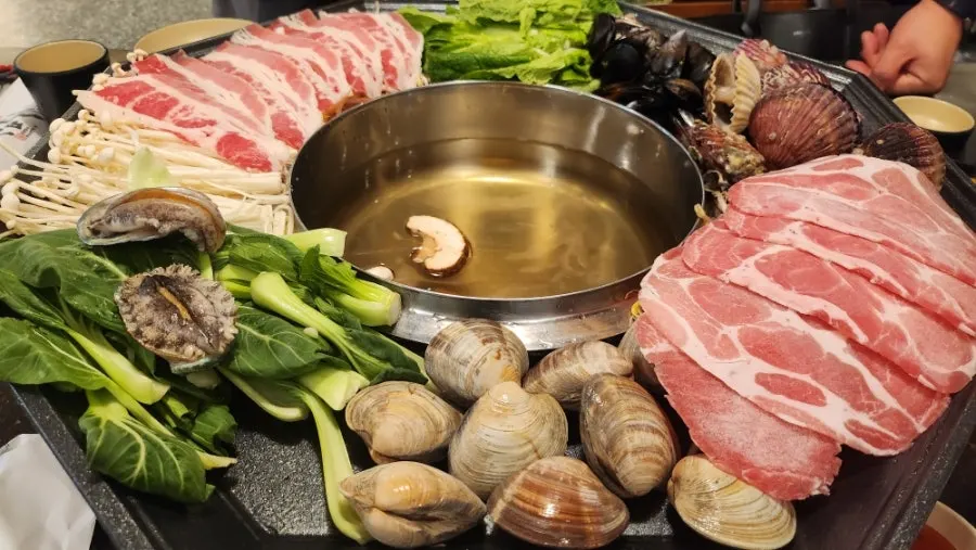 Clam shabu broth boiling with mussels