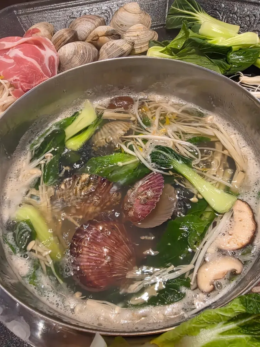 Plate of two kinds of shabu-shabu meat