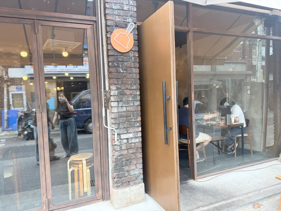 사거리 건너 골목에 있는 죠죠 문래점 입구