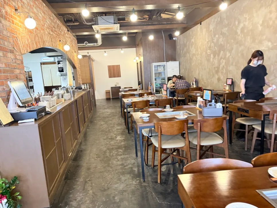 철판이 깔린 죠죠 문래점 4인석 테이블