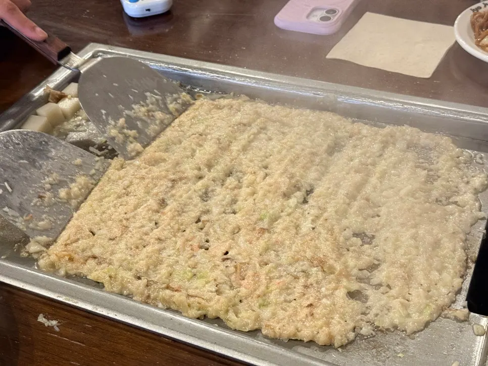 반죽물을 부어 넓게 펴낸 몬자야끼