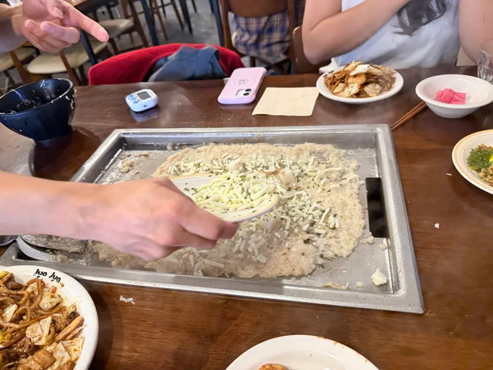 몬자야끼 위에 올린 치즈 토핑