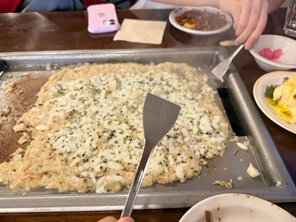 치즈가 녹은 몬자야끼와 작은 철판 숟가락