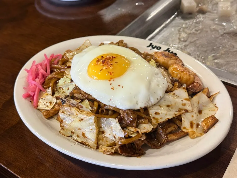철판 조리 중 함께 나온 야끼소바