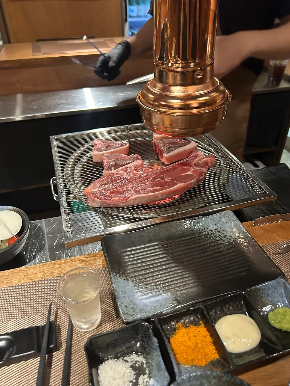 테이블 앞에서 직접 구워주는 양고기