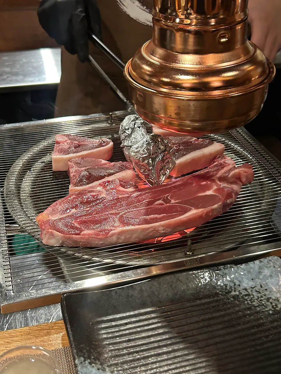 부위별로 잘라 굽는 양고기 불판