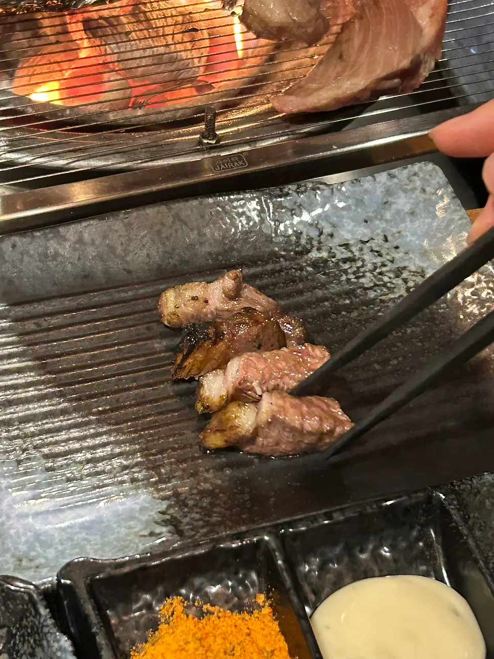 개인 접시에 놓인 구운 양고기 한 점