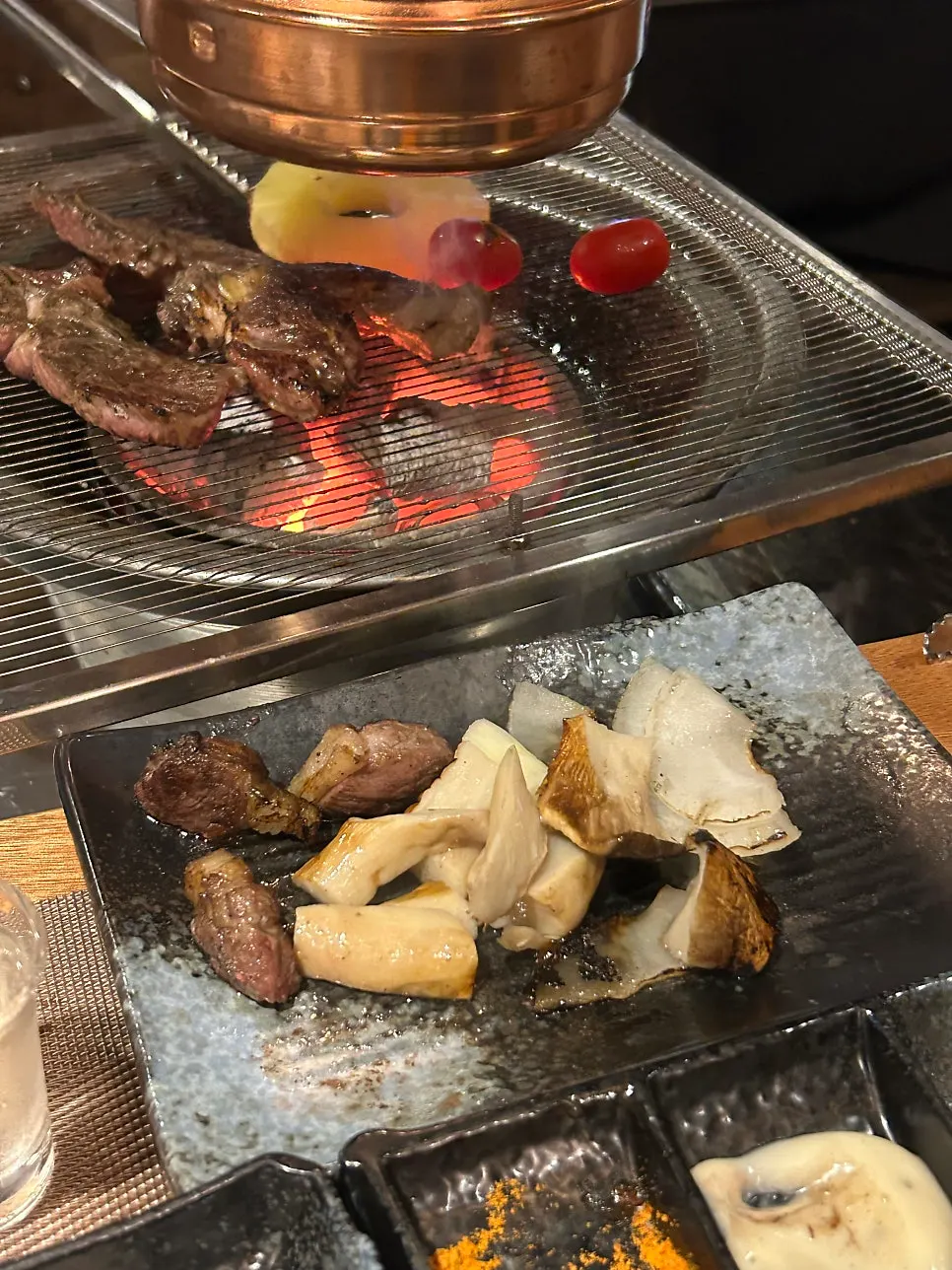 불판에 함께 구워지는 야채와 버섯