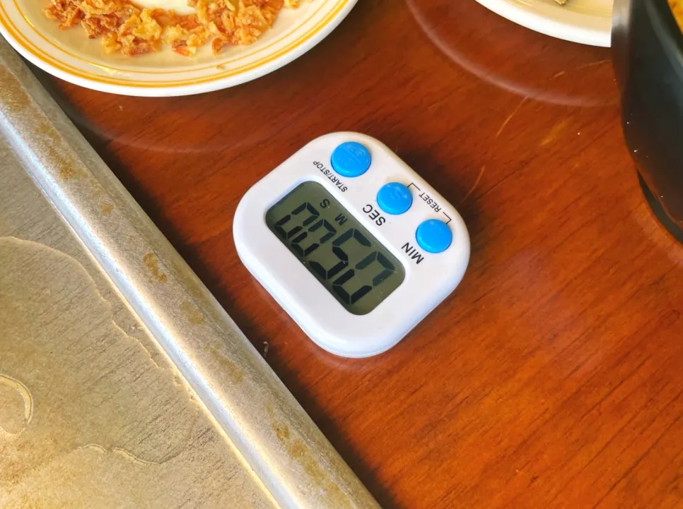직원이 철판에서 몬자야키 조리하는 모습