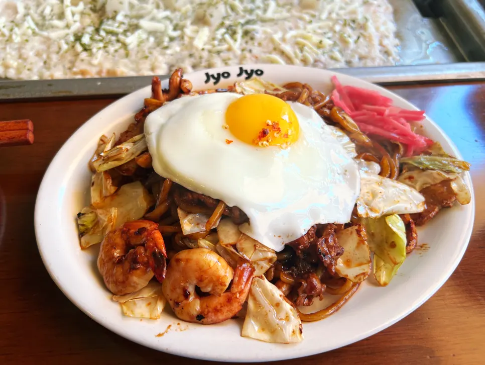 새우와 반숙 계란이 올라간 카라이 야끼소바