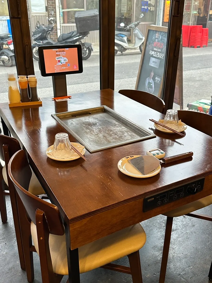 Interior of Jojo Mullae Branch with wood-tone decor