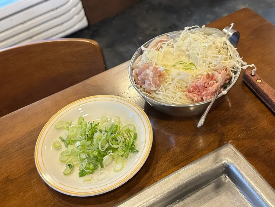 Table set while waiting for the okonomiyaki