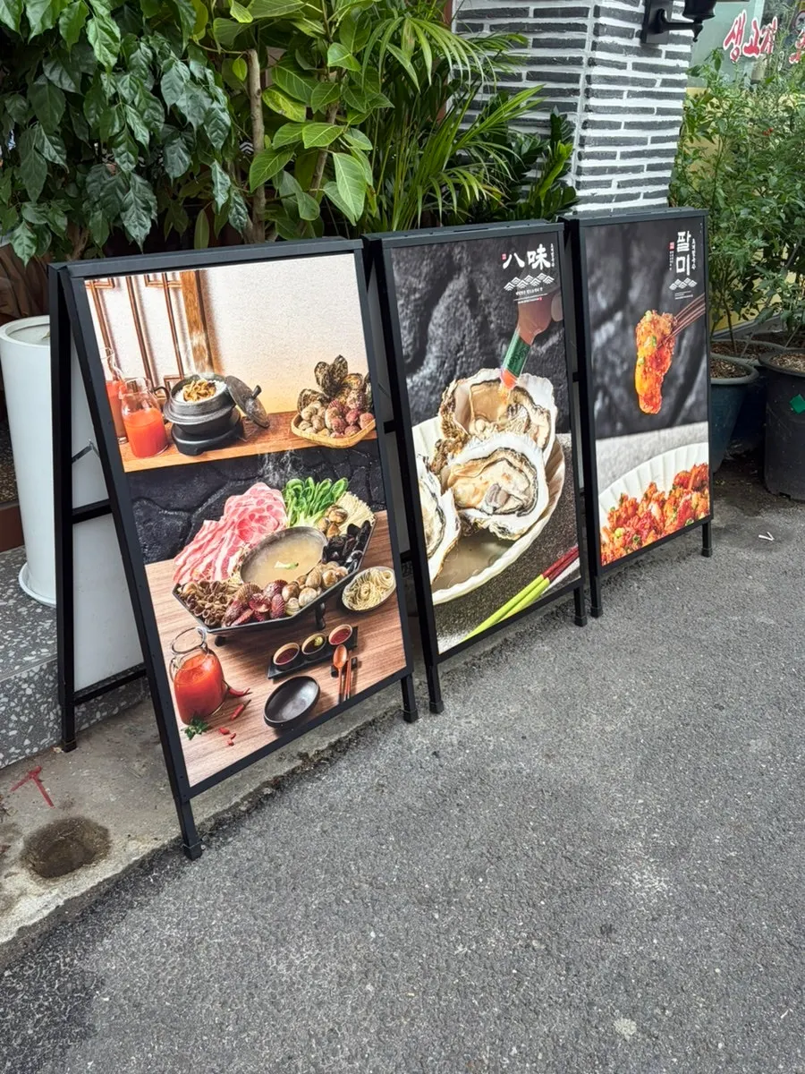 Restaurant tank holding abalone and clams