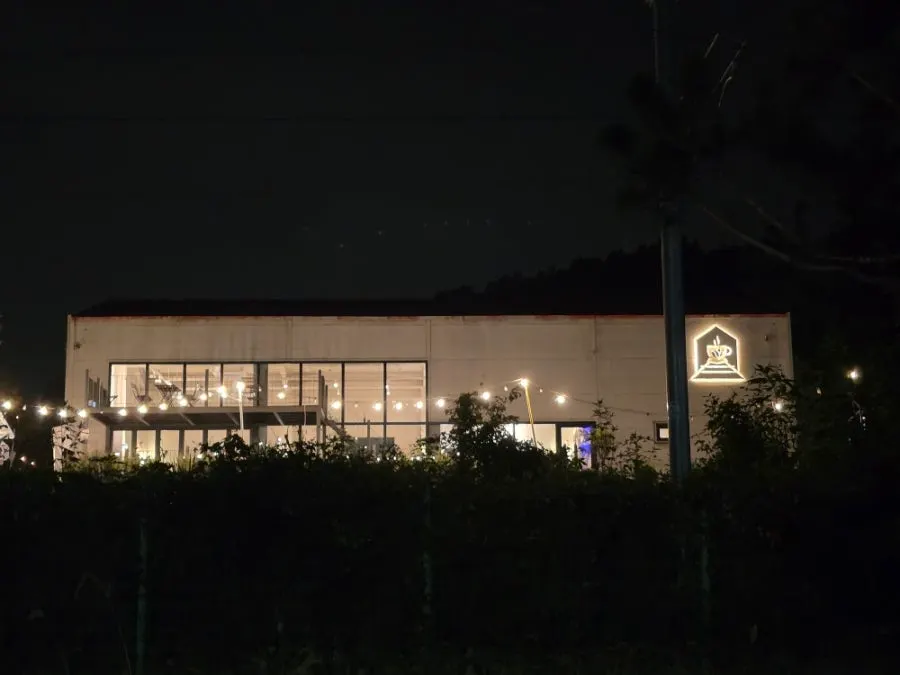 밤에 본 파주 문산 온더레일 카페 외부