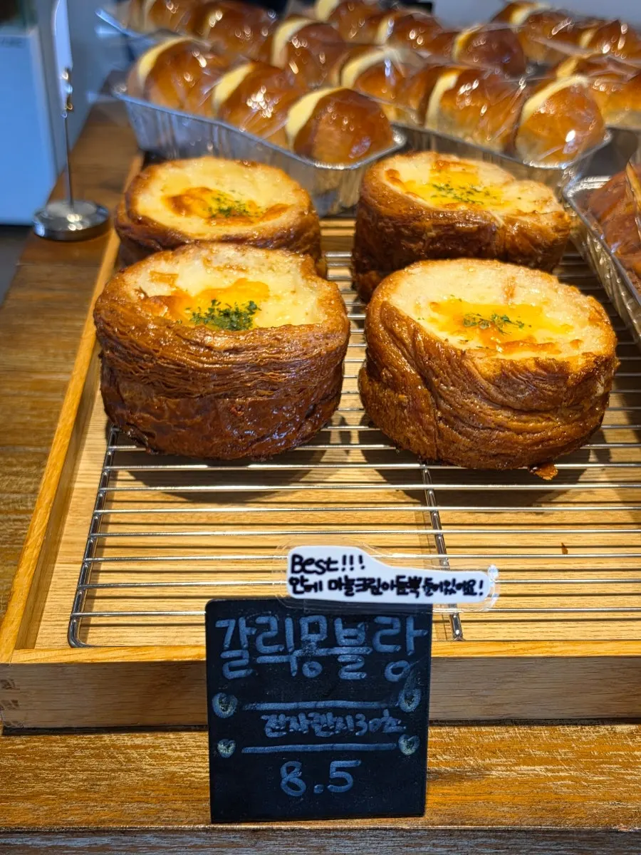 Bakery counter with labeled bread names