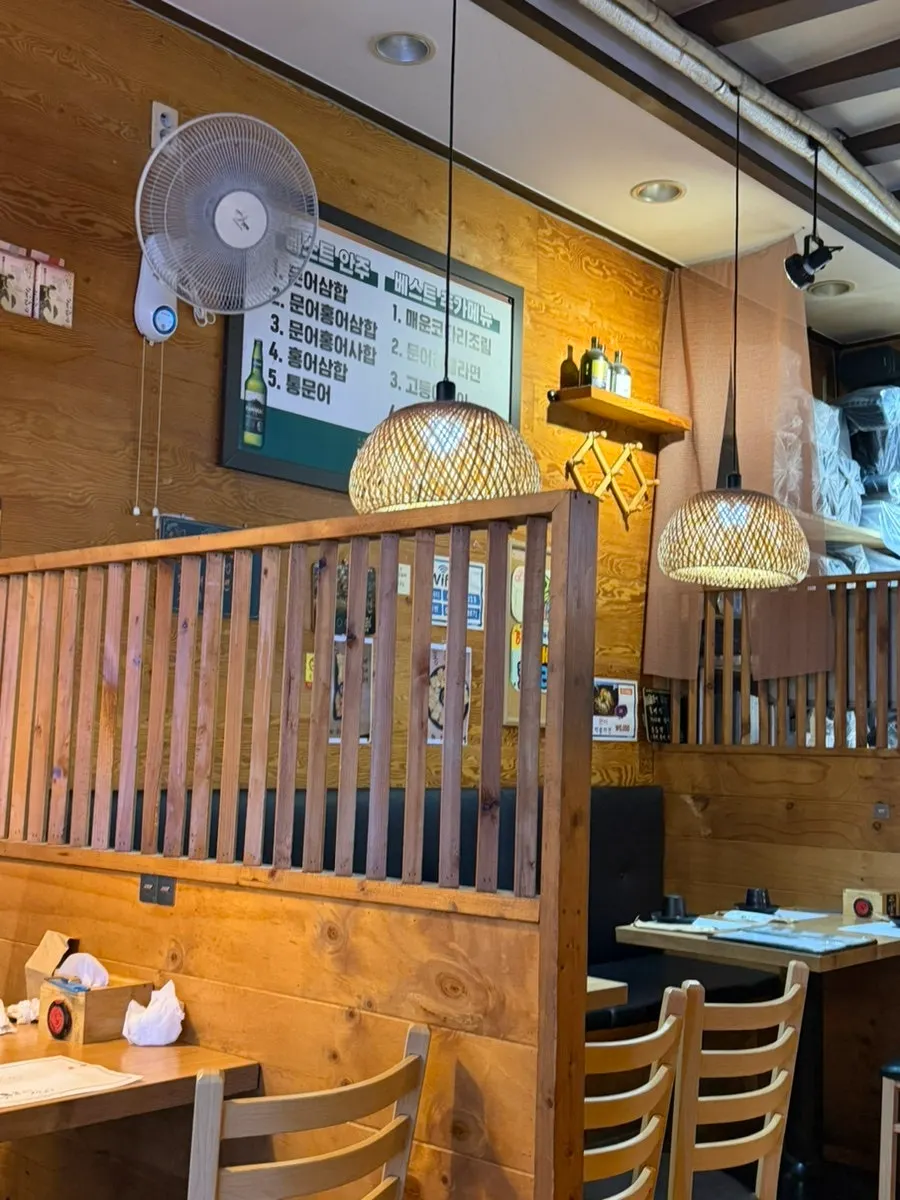 Muneo Cheonha table seating divided by partitions