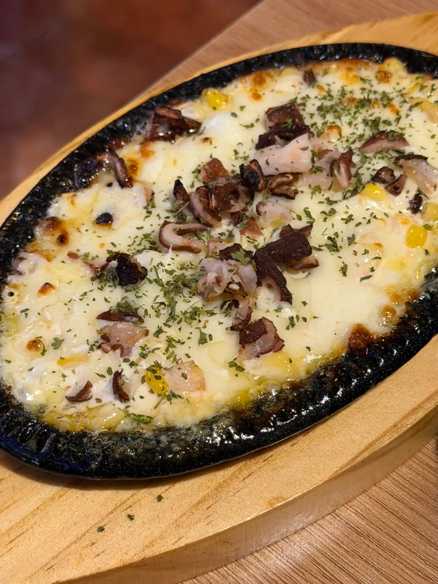 Stretchy cheese on the hot-plate octopus corn cheese