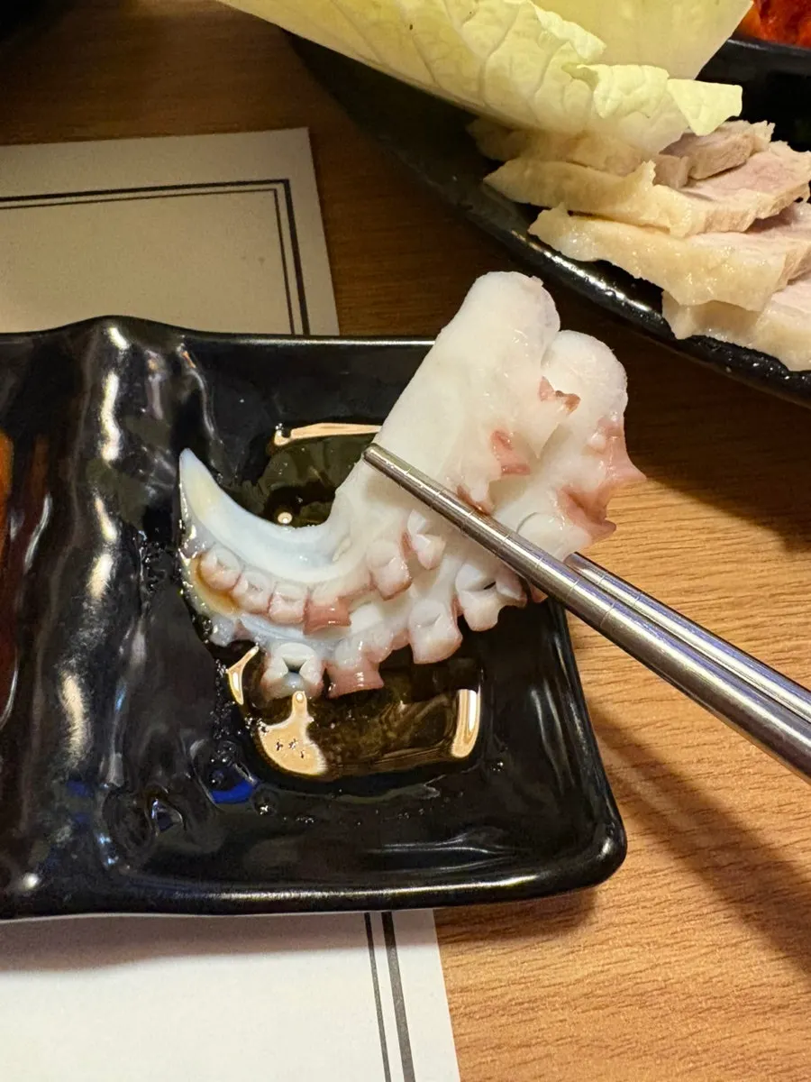 큼직한 접시에 담긴 활문어보쌈삼합 한 상