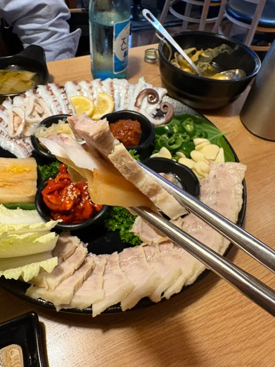 부드럽게 데쳐진 활문어숙회