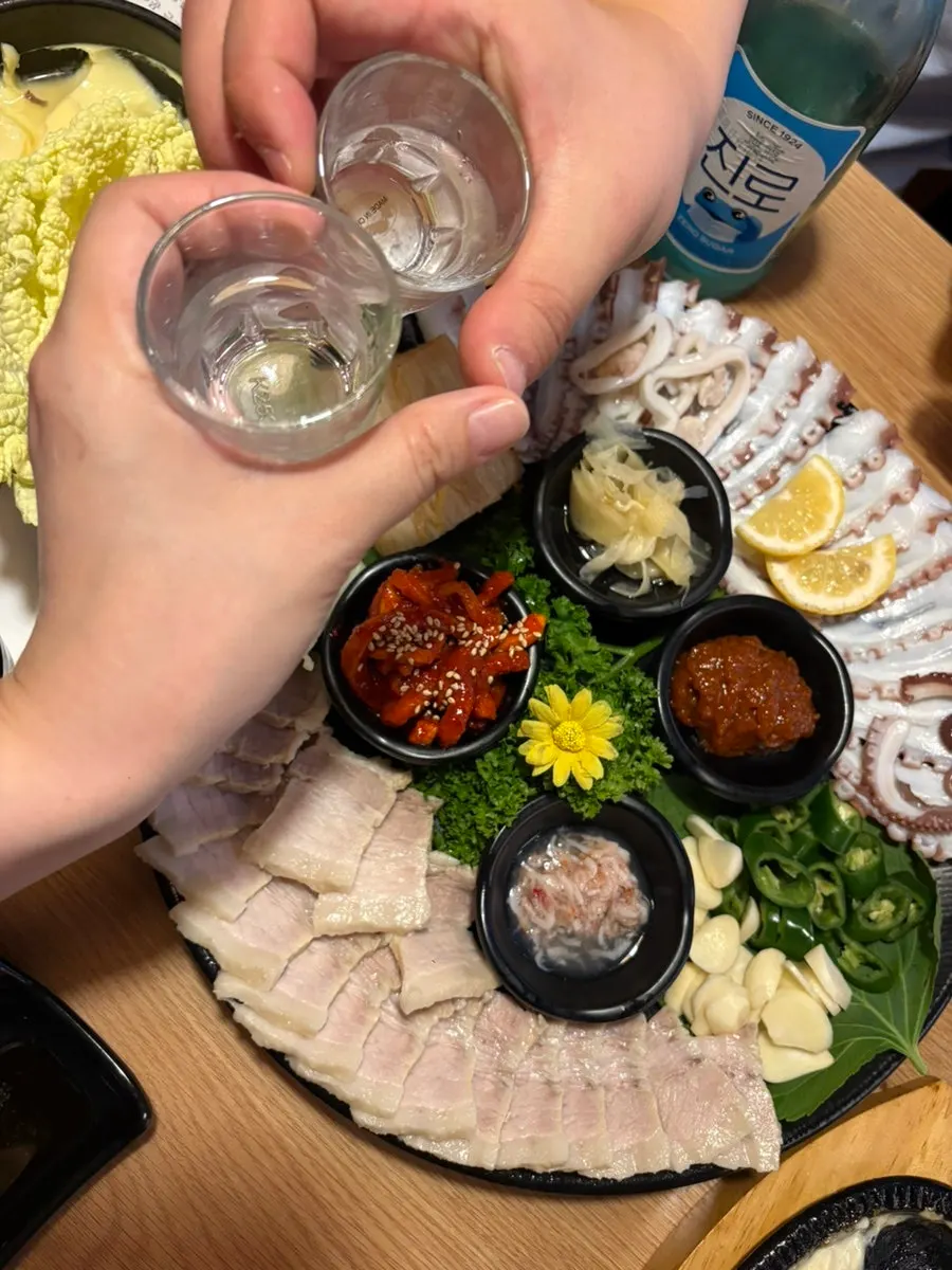 촉촉하게 삶아진 보쌈 수육