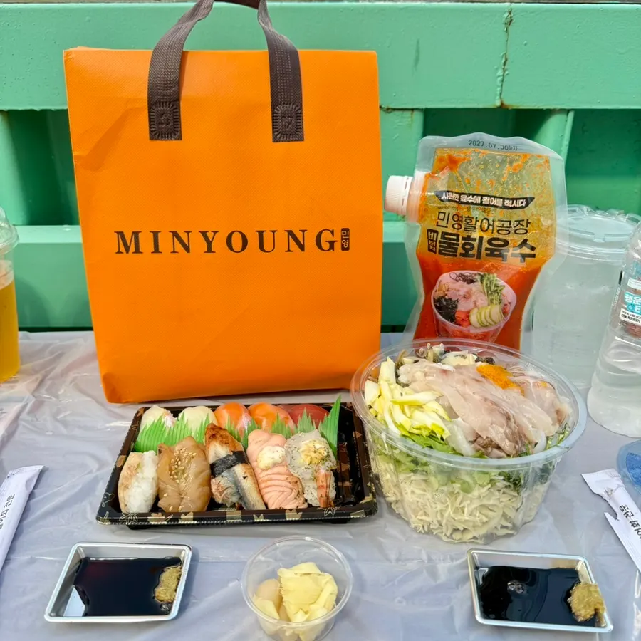 보냉백에 담아 가져온 초밥 포장