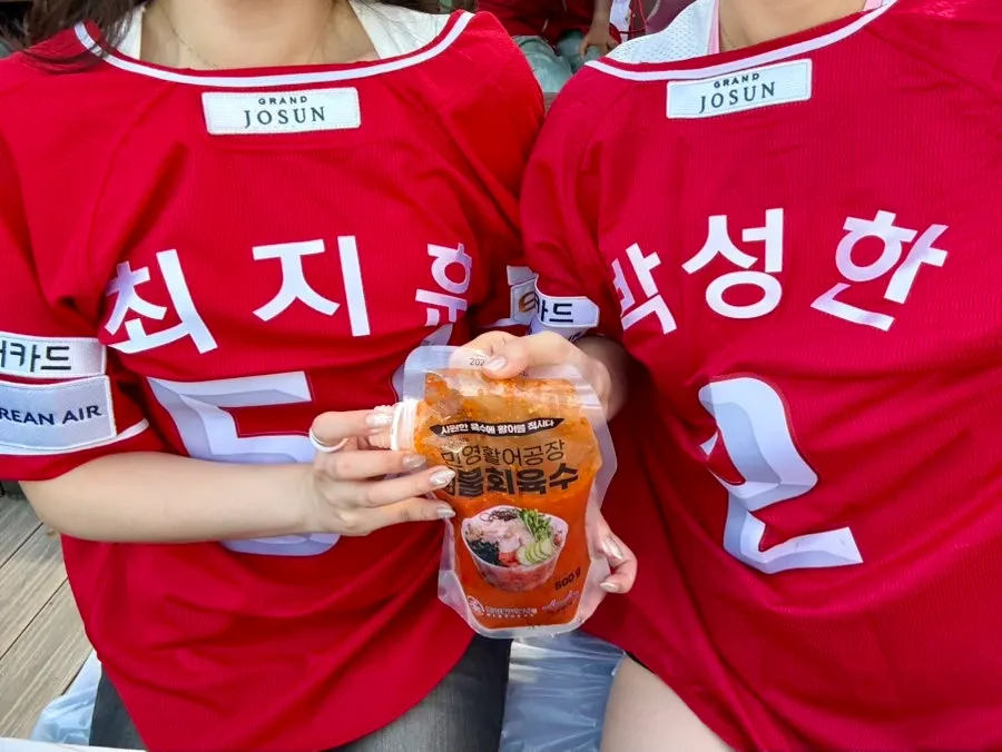 광어 방어 한치 전복이 든 물회 클로즈업
