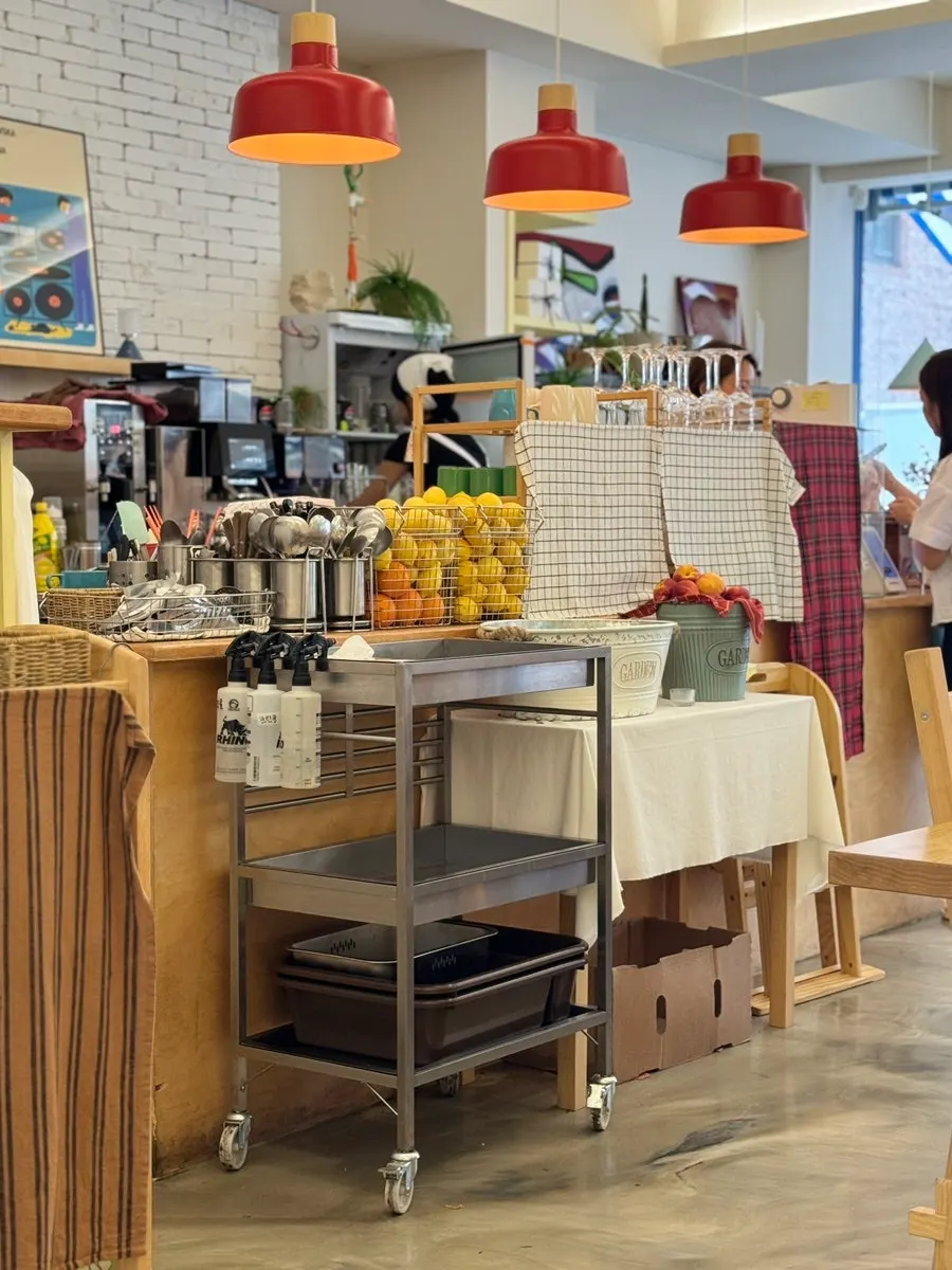 Window seating and natural light at Meolmeol Pangyo