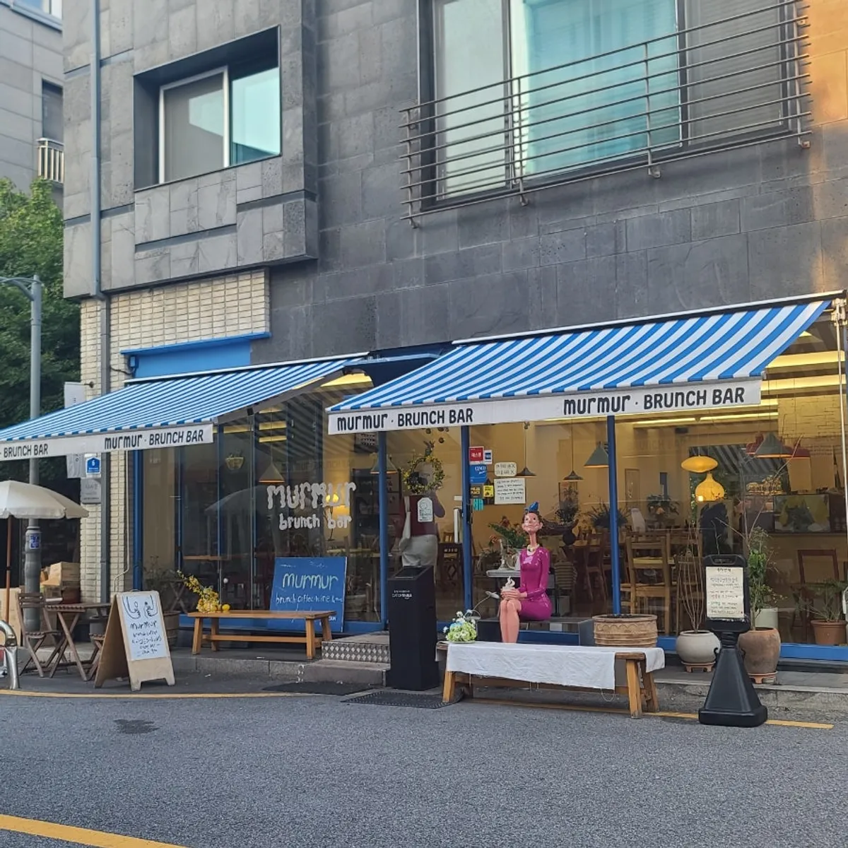 Exterior of Baekhyeon-dong brunch café Meolmeol Pangyo with its blue awning