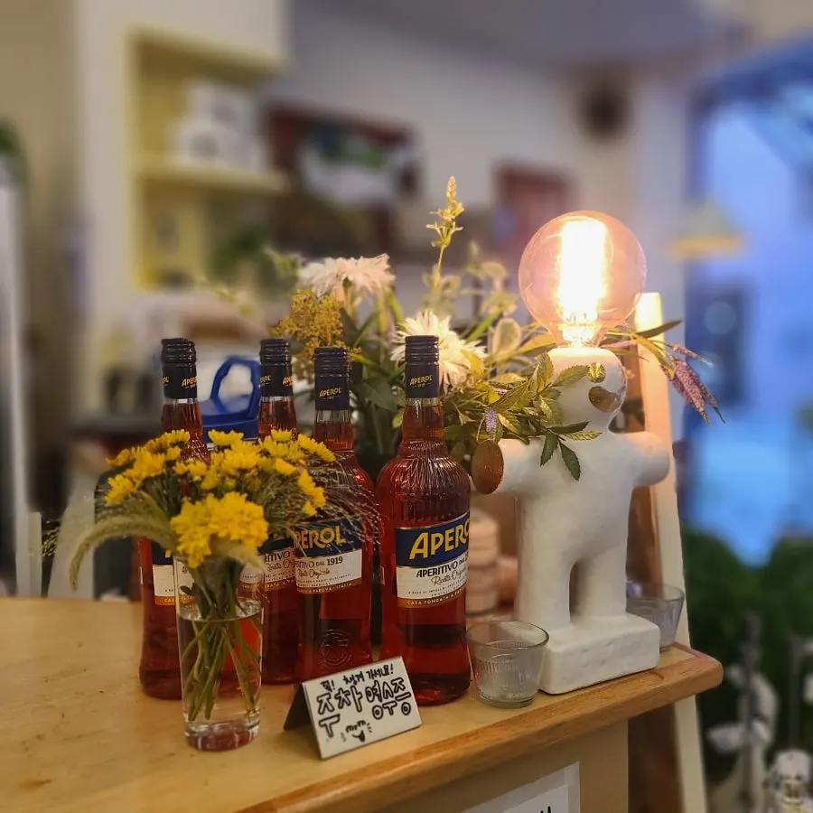 Interior decor with a European bistro feel at Meolmeol Pangyo