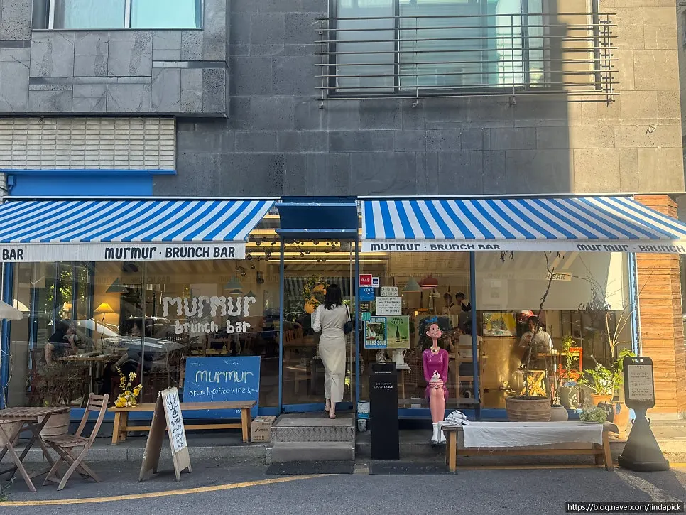 Storefront view of Meolmeol Pangyo on the Baekhyeon-dong café street
