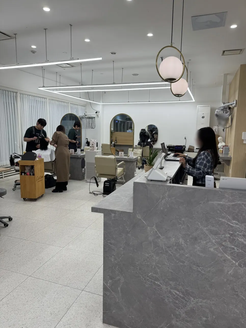 뮤즈헤어살롱 입구 앞 보라색 배너