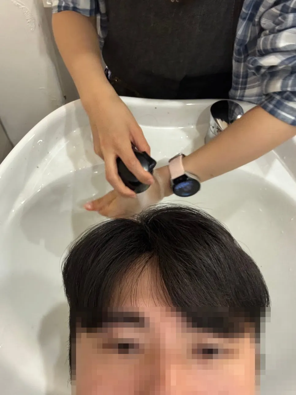 흰 벽과 골드 프레임 아치형 거울이 있는 뮤즈헤어살롱 내부