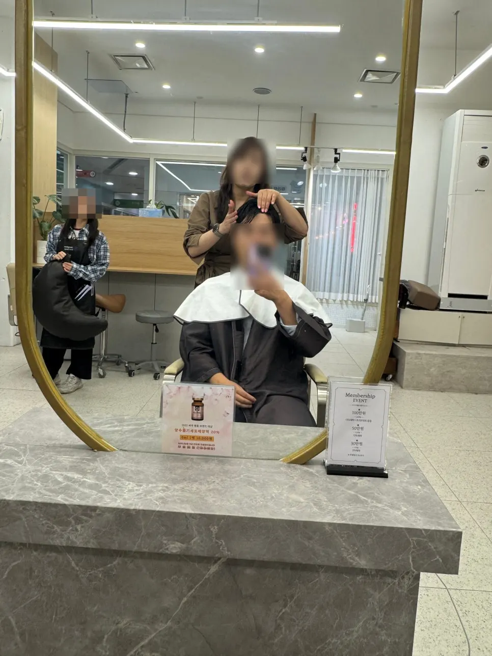 커피머신과 정수기가 놓인 음료 코너