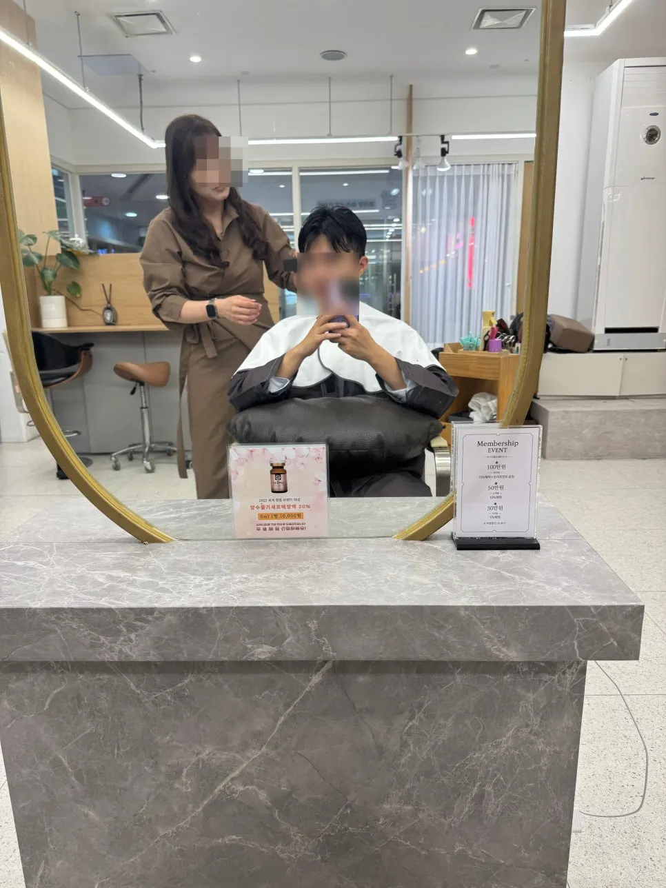 대기 중 받은 오렌지 주스와 과자 접시