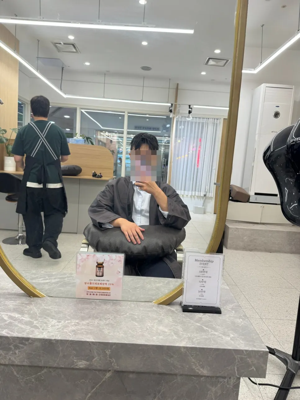 정수리 부분에 아이롱펌 기계를 사용하는 모습
