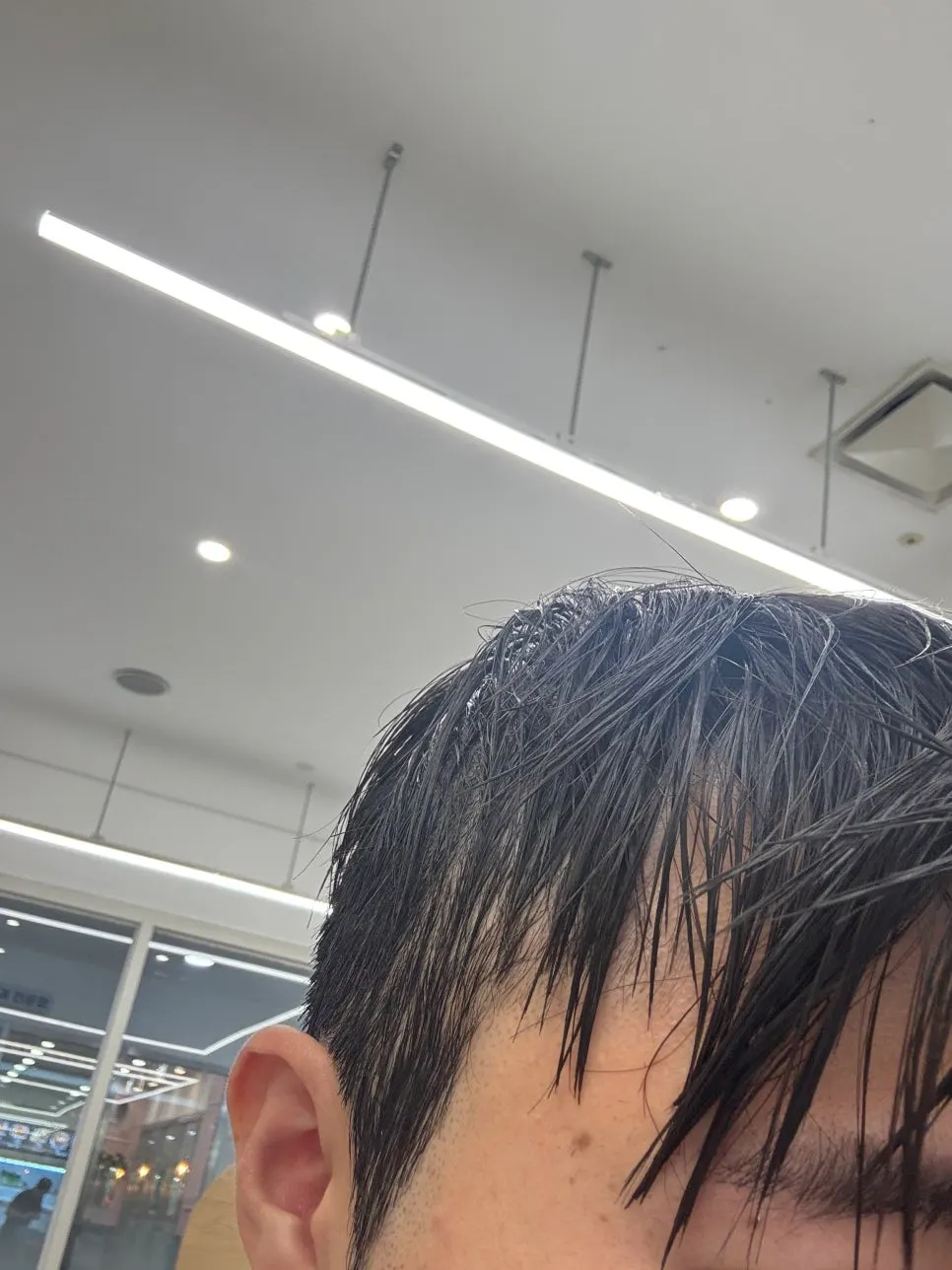부위별로 나눈 남자 아이롱펌 시술 장면