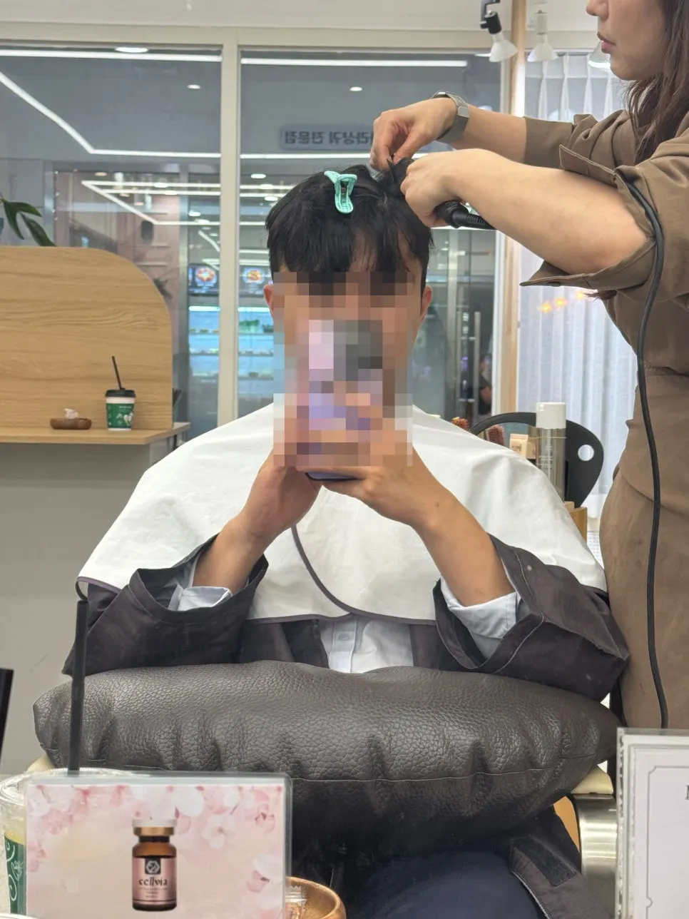 옆머리에 열 보호용 종이를 붙인 볼륨매직 작업