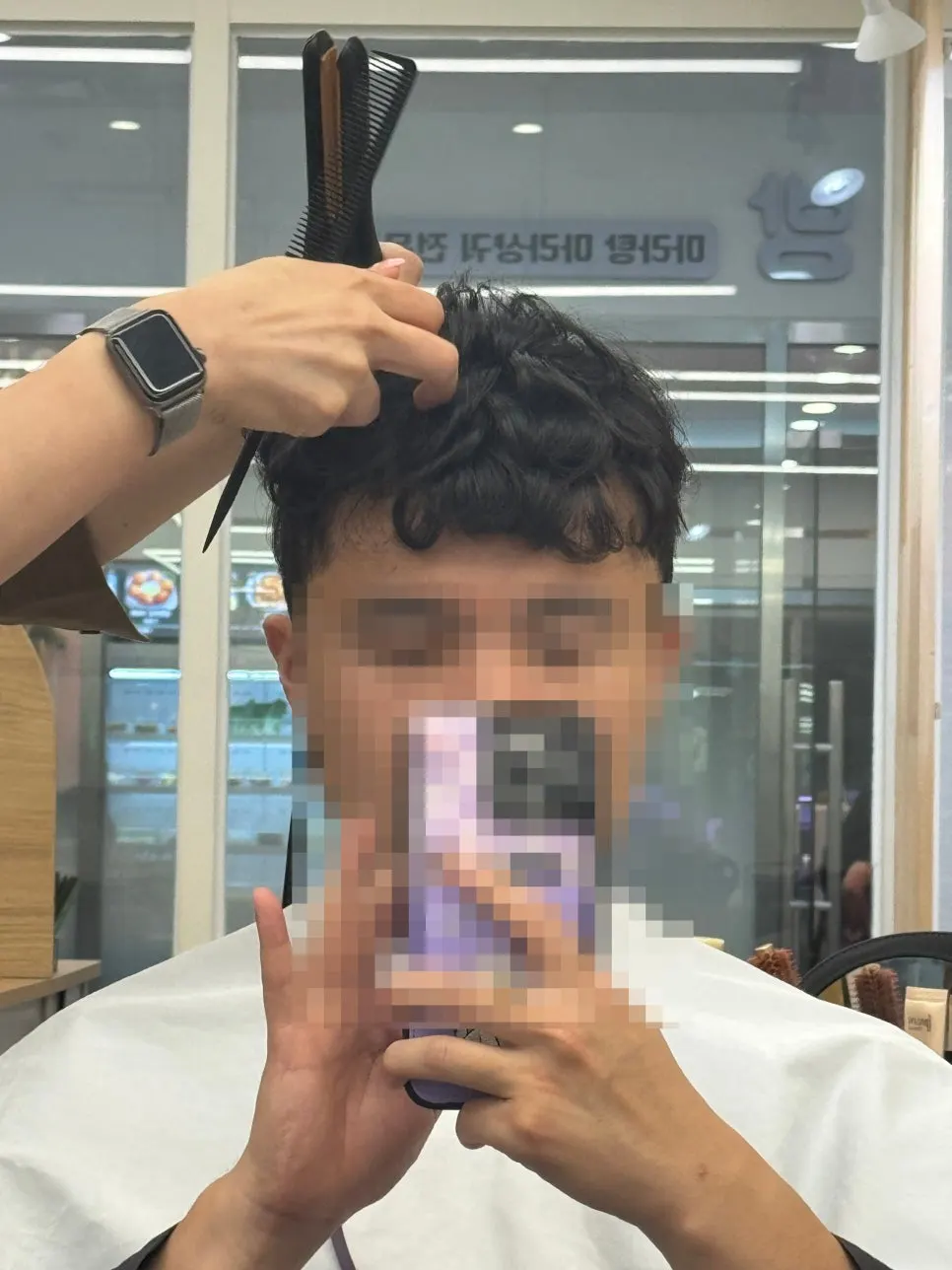 옆머리를 볼륨매직 기계로 정리하는 과정