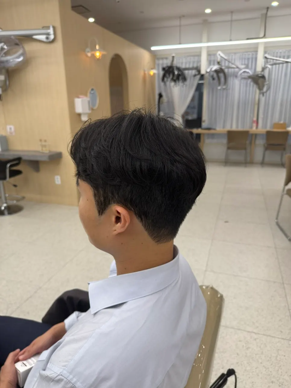 짧게 정리된 옆머리 측면 모습