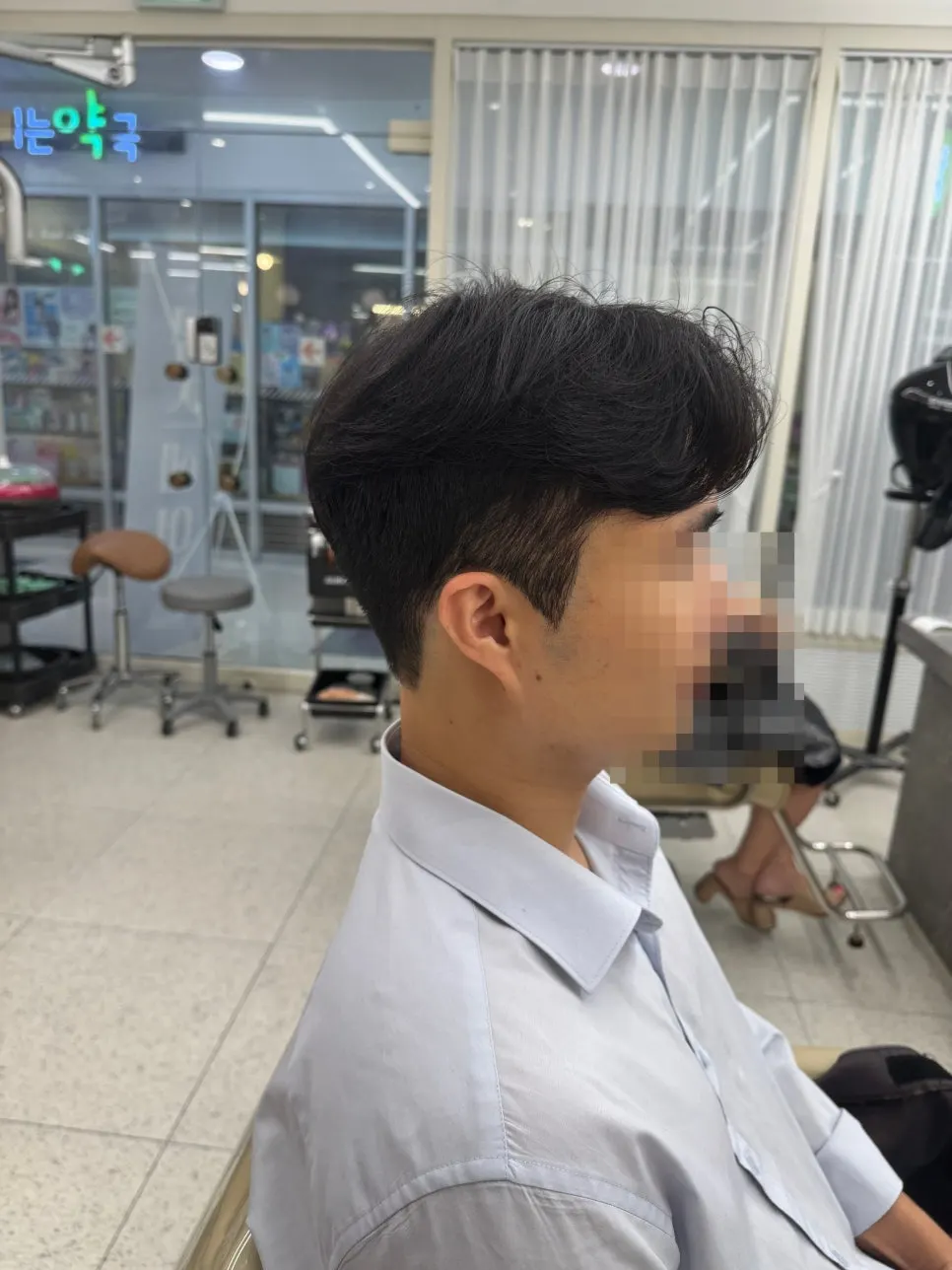 두상을 따라 동그랗게 잡힌 뒷머리