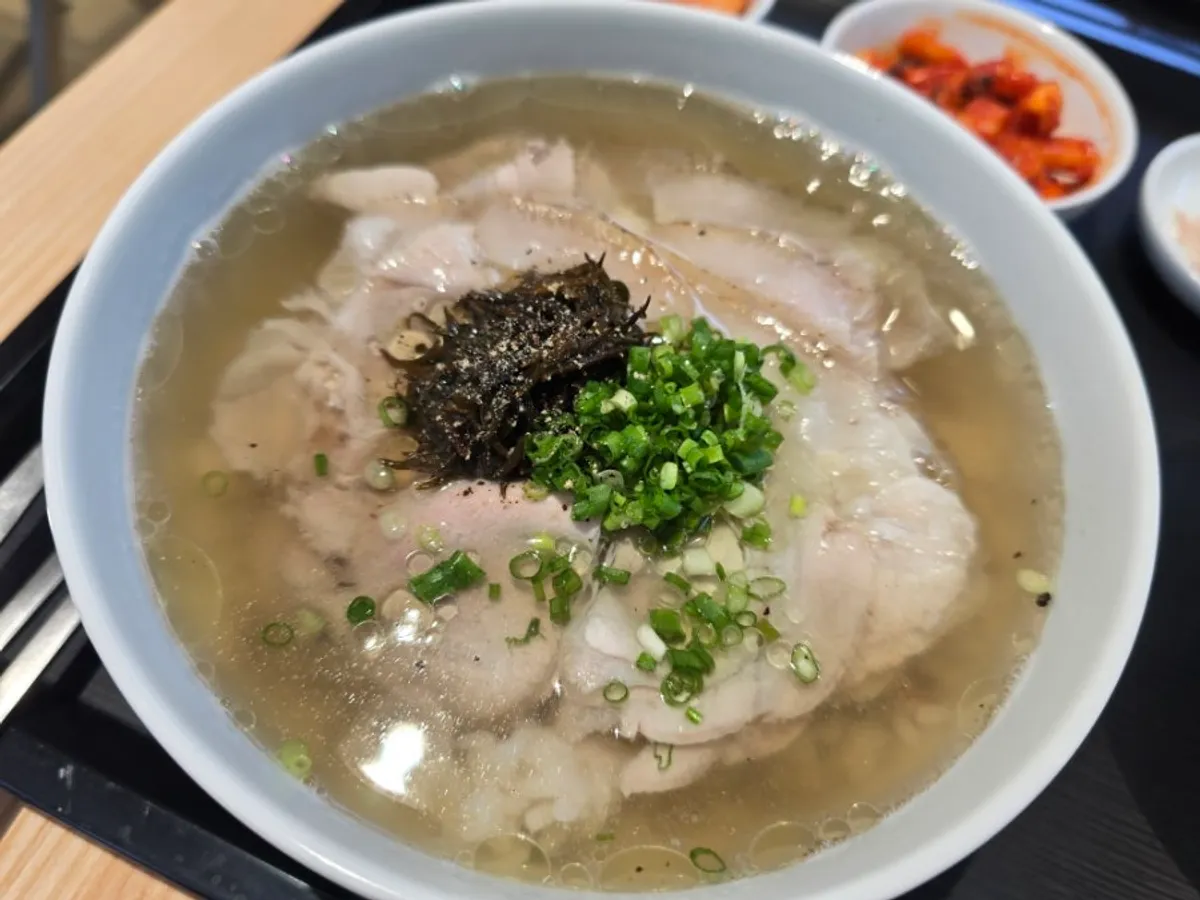 톳을 올린 맑은 돼지공탕 한 그릇