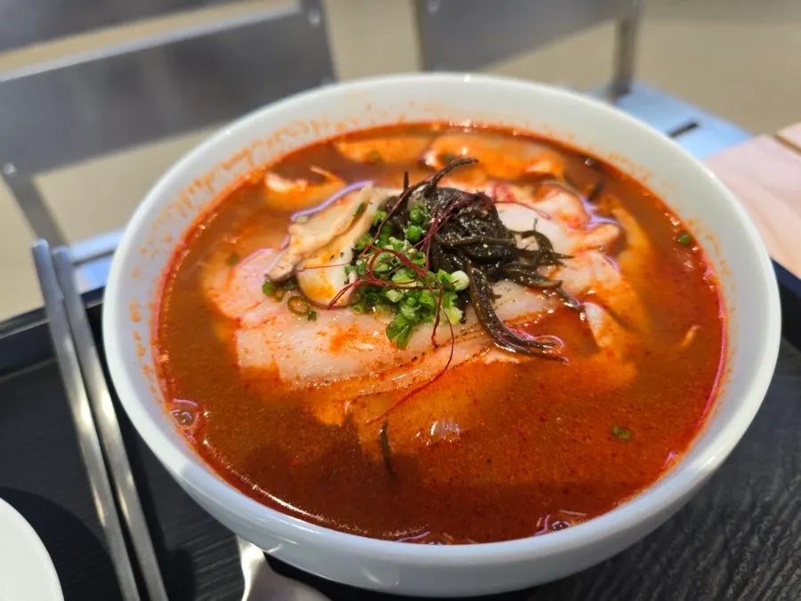 Spicy red broth of the spicy gomtang