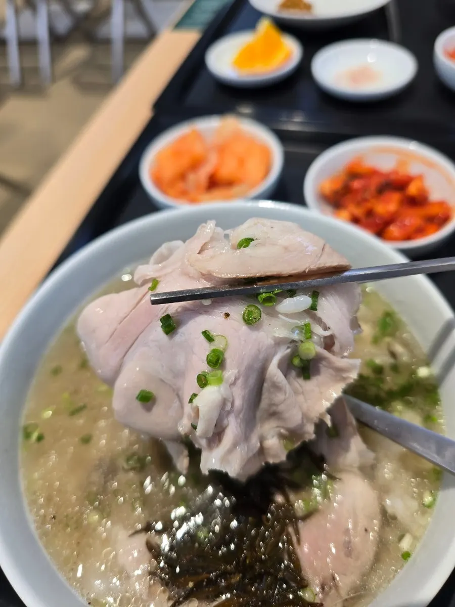 Side dish plate served alongside the gomtang